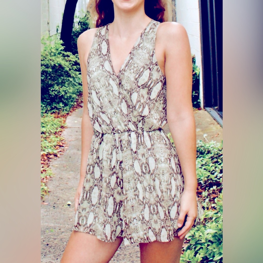 KLD ROMPER SIZE MED SNAKESKIN PRINT